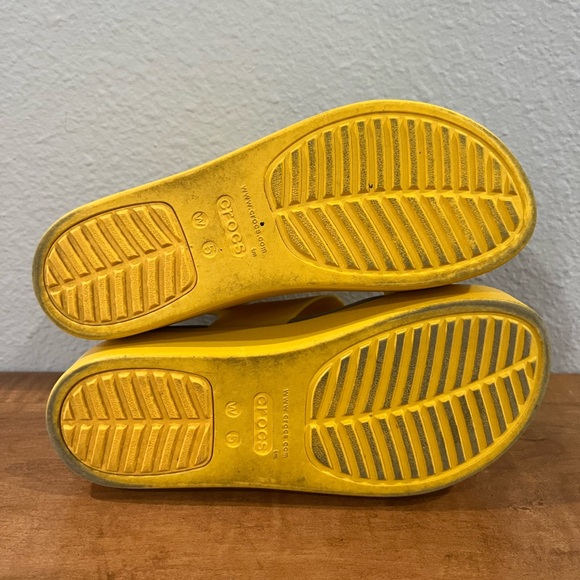 Crocs Brooklyn Low Wedge Canary - Picture 9 of 11